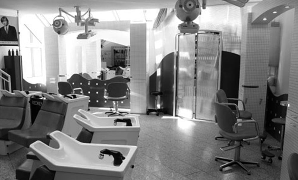 Bild von einem alten Friseur Salon in schwarz weiß
