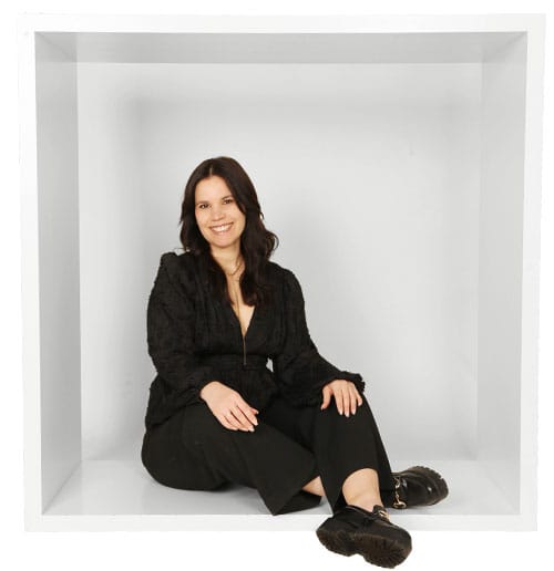 Yamina Guenther Top Stylistin Yamina-Guenther in einem weißen Kasten als Portraitfoto